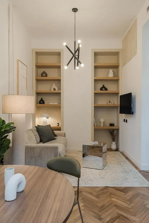Casa Unica Milano - Elegant Apartment With Balcony - Centrale 1 0*, Mediolan Włochy
